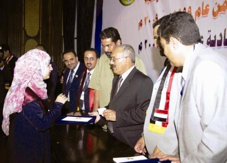 رئيس الجمهورية أثناء تكريمه إحدى الفائزات أمس